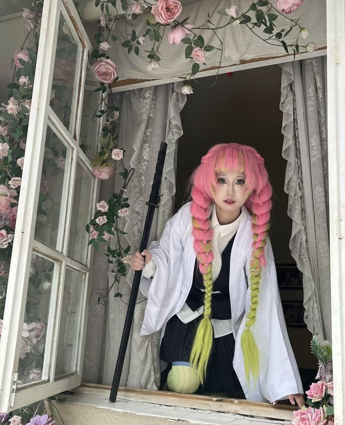 Hình ảnh cosplay luyến trụ biểu cảm nhẹ nhàng