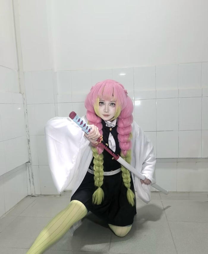 Hình ảnh cosplay luyến trụ dáng đứng mềm mại