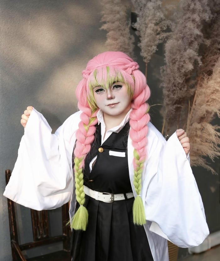 Hình ảnh cosplay luyến trụ tóc hai màu nổi bật