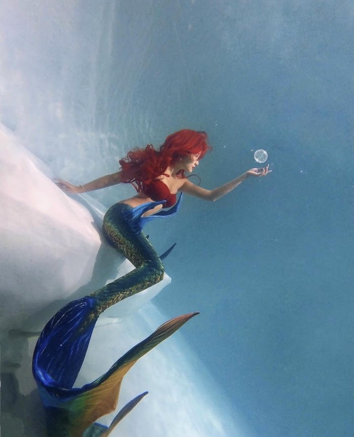 Hình ảnh cosplay nàng tiên cá đuôi cá lấp lánh ánh sáng