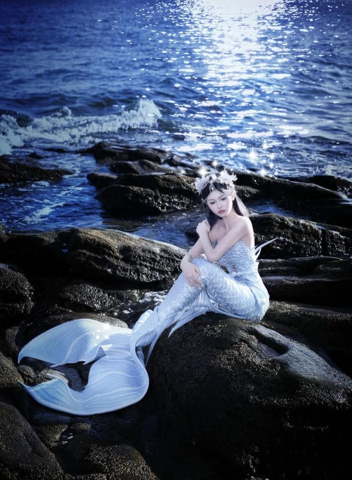 Hình ảnh cosplay nàng tiên cá mái tóc bay tự nhiên