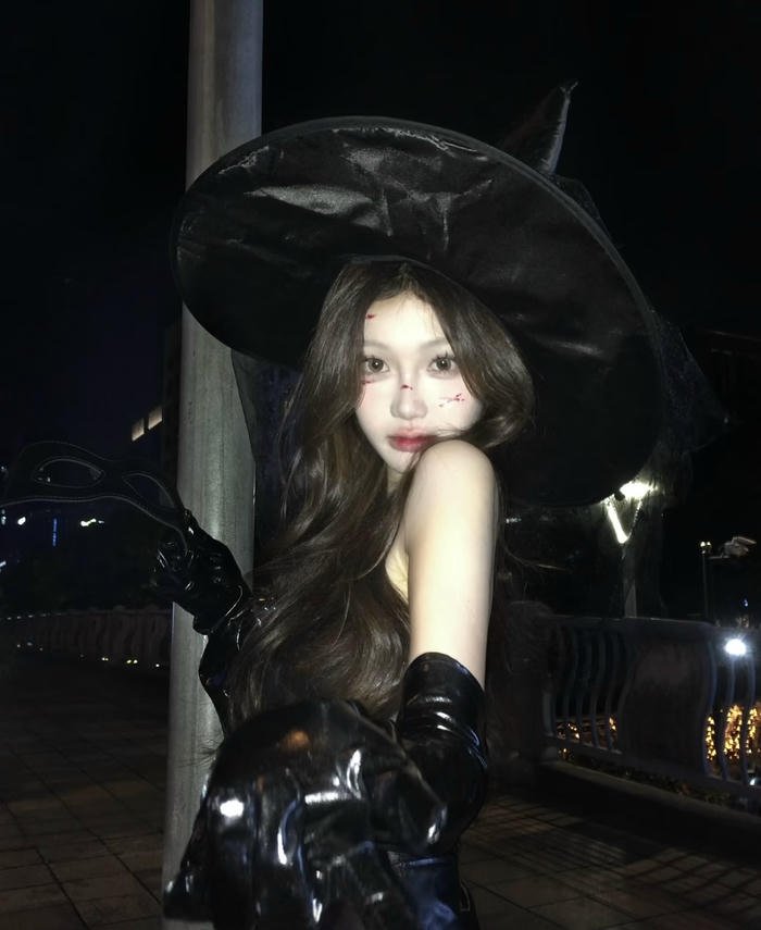 Hình ảnh cosplay phù thuỷ đội mũ đen nhọn