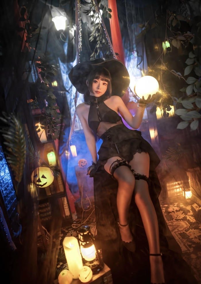 Hình ảnh cosplay phù thuỷ nét mặt cười nhẹ