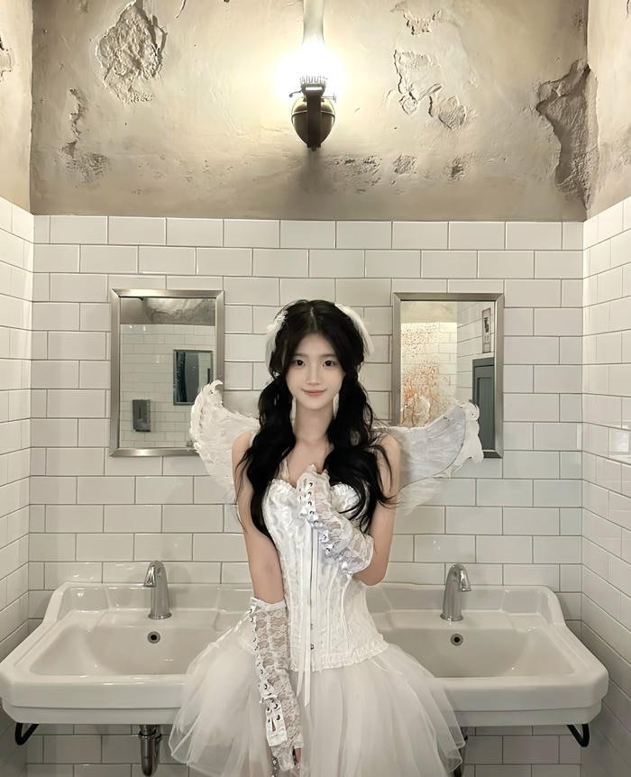 Hình ảnh cosplay thiên thần đôi cánh trắng tinh khôi