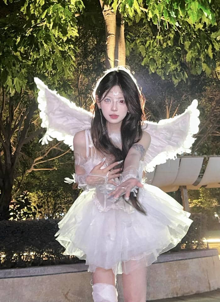 Hình ảnh cosplay thiên thần tạo dáng uyển chuyển