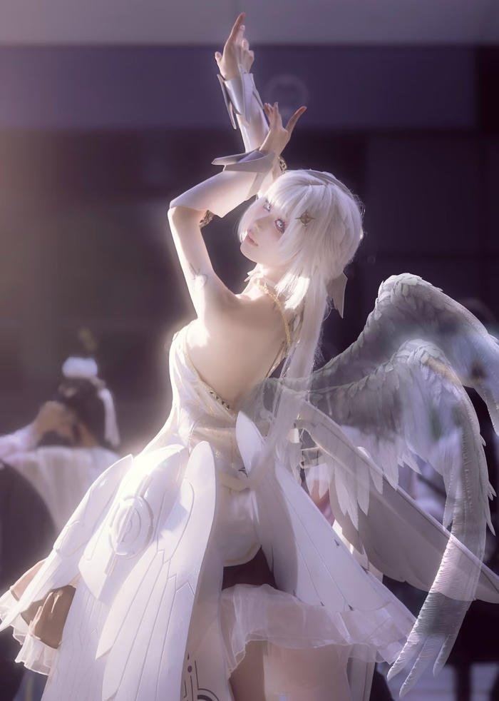 Hình ảnh cosplay thiên thần thần sắc thuần khiết