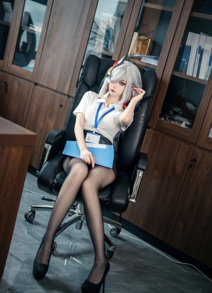 Hình ảnh cosplay thư kí ánh mắt tập trung