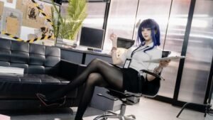 Hình ảnh cosplay thư kí ánh nhìn chăm chú