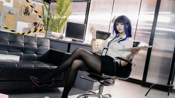 Hình ảnh cosplay thư kí ánh nhìn chăm chú