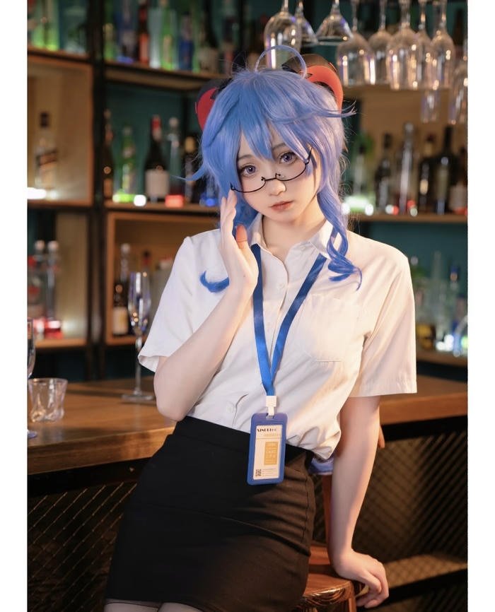 Hình ảnh cosplay thư kí biểu cảm nhẹ nhàng