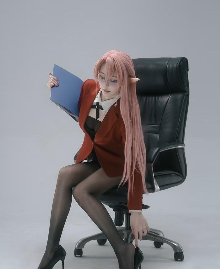 Hình ảnh cosplay thư kí cử chỉ tinh tế