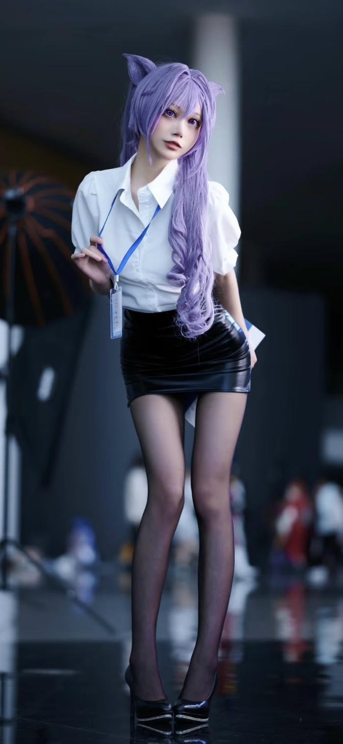 Hình ảnh cosplay thư kí cử động nhẹ