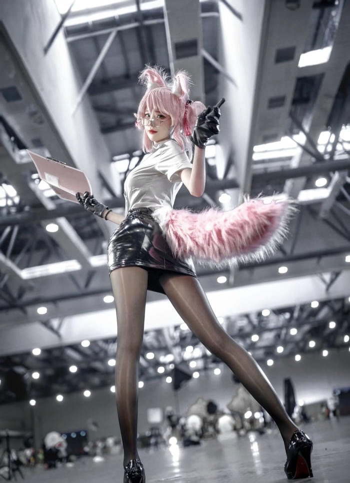 Hình ảnh cosplay thư kí dáng đứng nghiêng