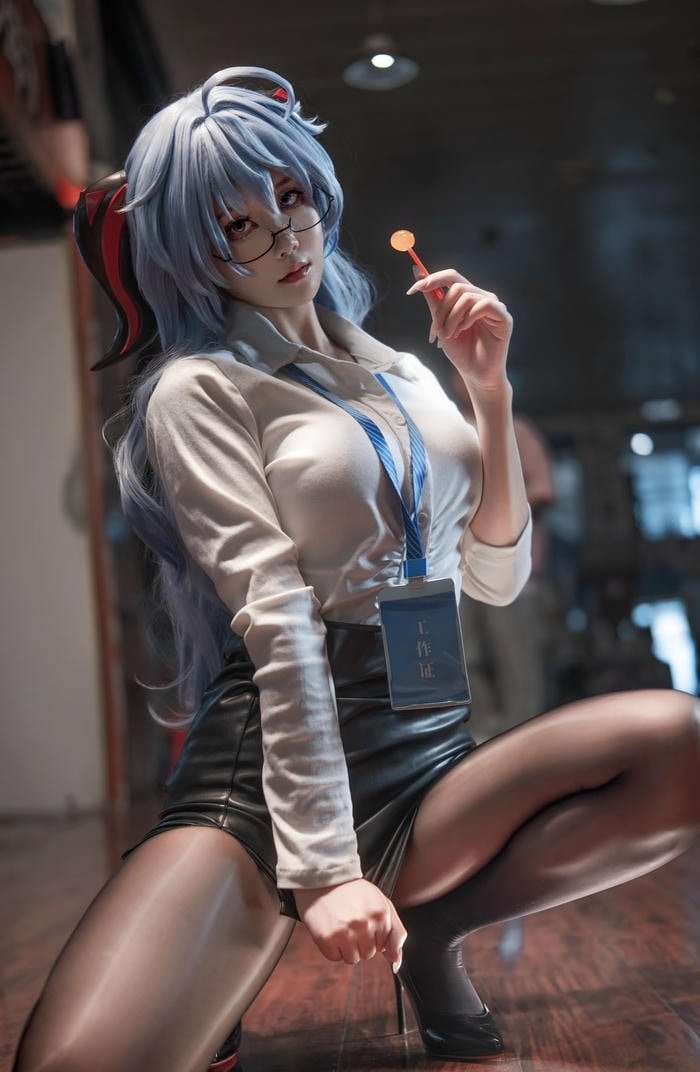 Hình ảnh cosplay thư kí đeo kính