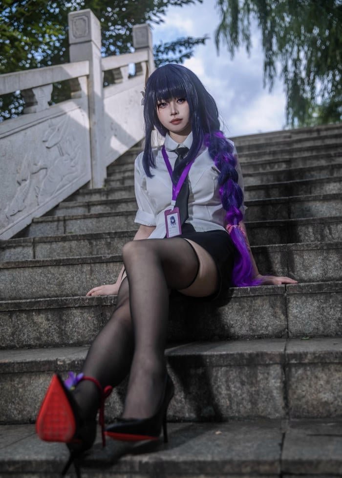 Hình ảnh cosplay thư kí ngồi bậc thang