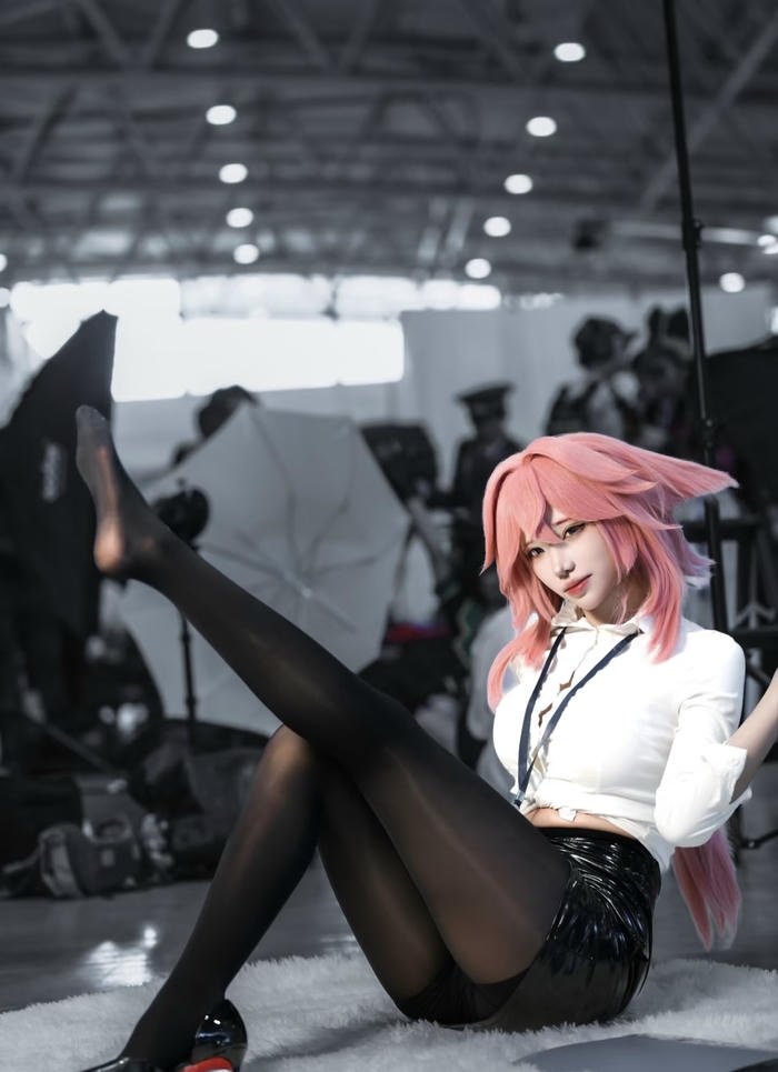 Hình ảnh cosplay thư ký thần thái cá tính