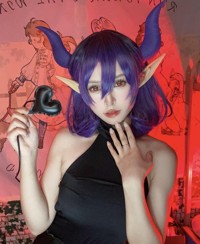 Hình ảnh cosplay vermeil nét mặt lạnh lùng