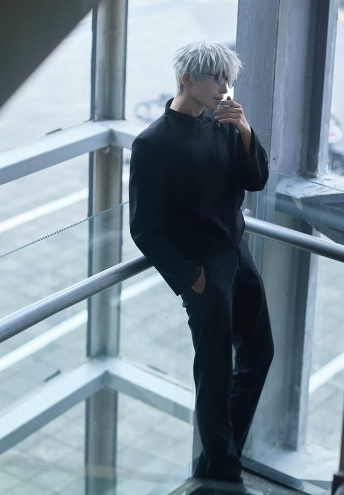 Hình ảnh gojo cosplay biểu cảm lạnh lùng