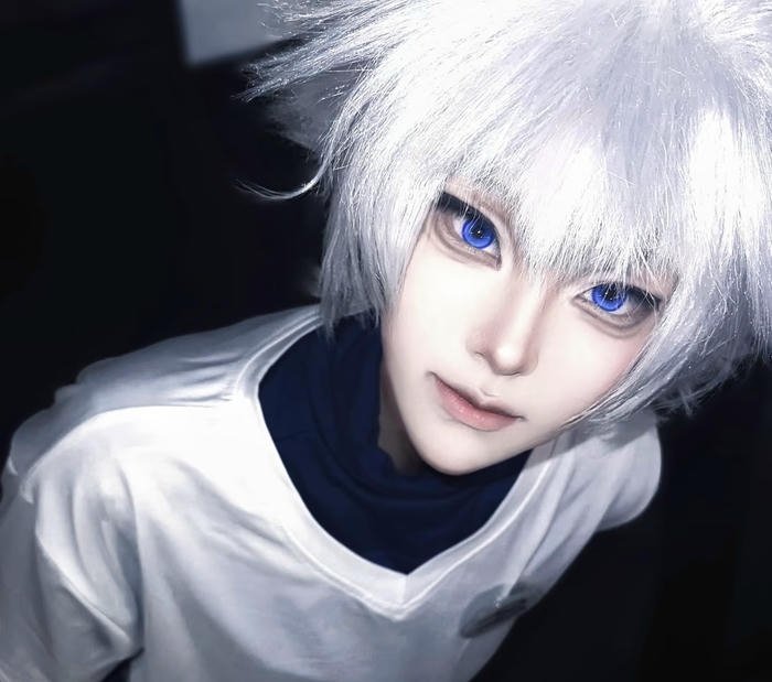 Hình ảnh killua cosplay ánh nhìn mạnh mẽ cuốn hút