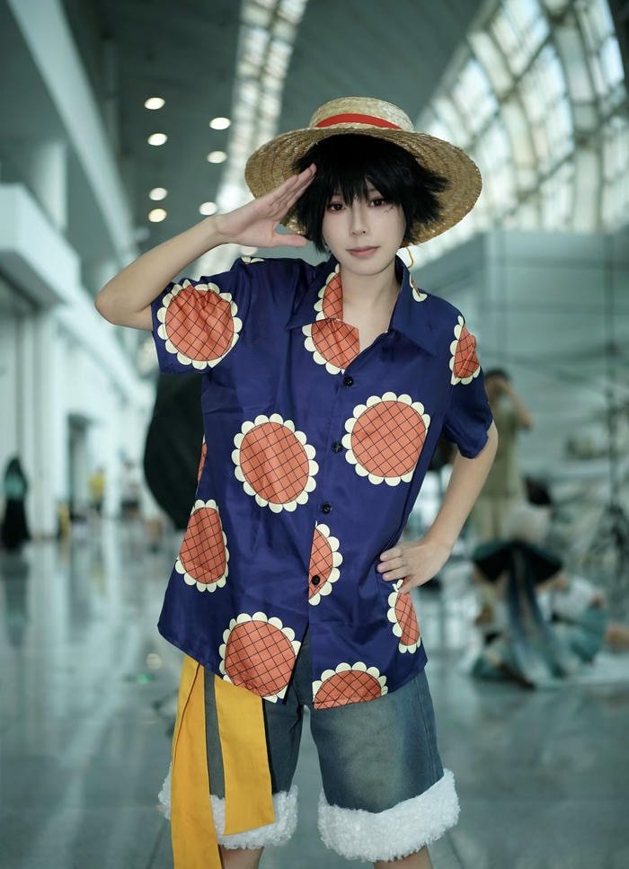 Hình ảnh luffy cosplay dáng đứng chắc chắn