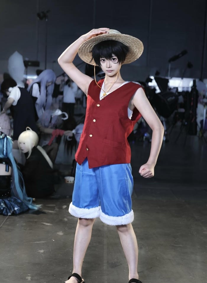 Hình ảnh luffy cosplay dáng đứng tự tin