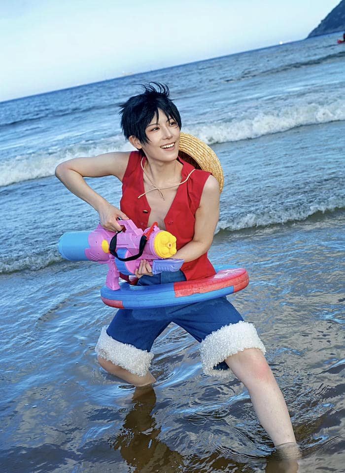 Hình ảnh luffy cosplay dáng người khỏe khoắn