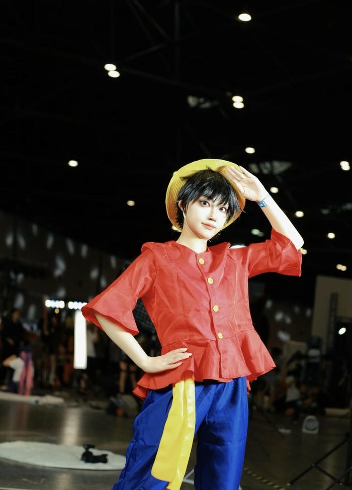 Hình ảnh luffy cosplay dáng người linh hoạt