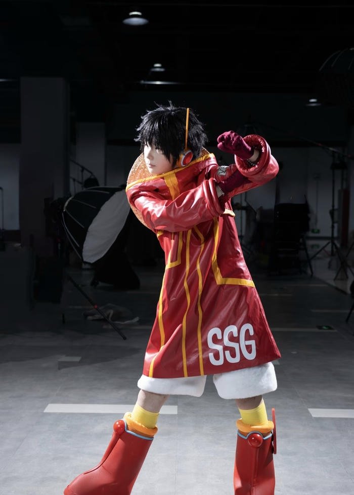 Hình ảnh luffy cosplay tư thế thoải mái