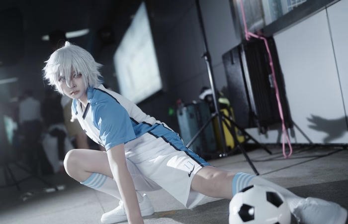 Hình ảnh nagi cosplay ngồi dạng chân