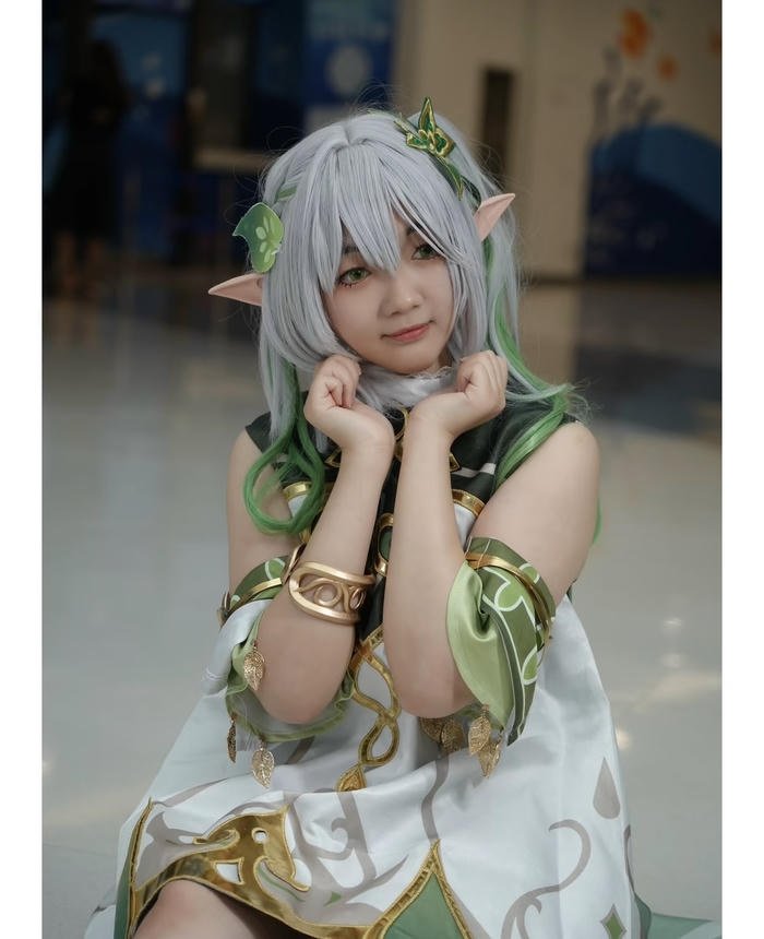 Hình ảnh nahida cosplay ánh mắt dịu nhẹ