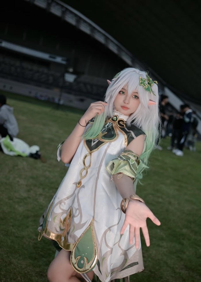 Hình ảnh nahida cosplay ánh mắt hiền hòa
