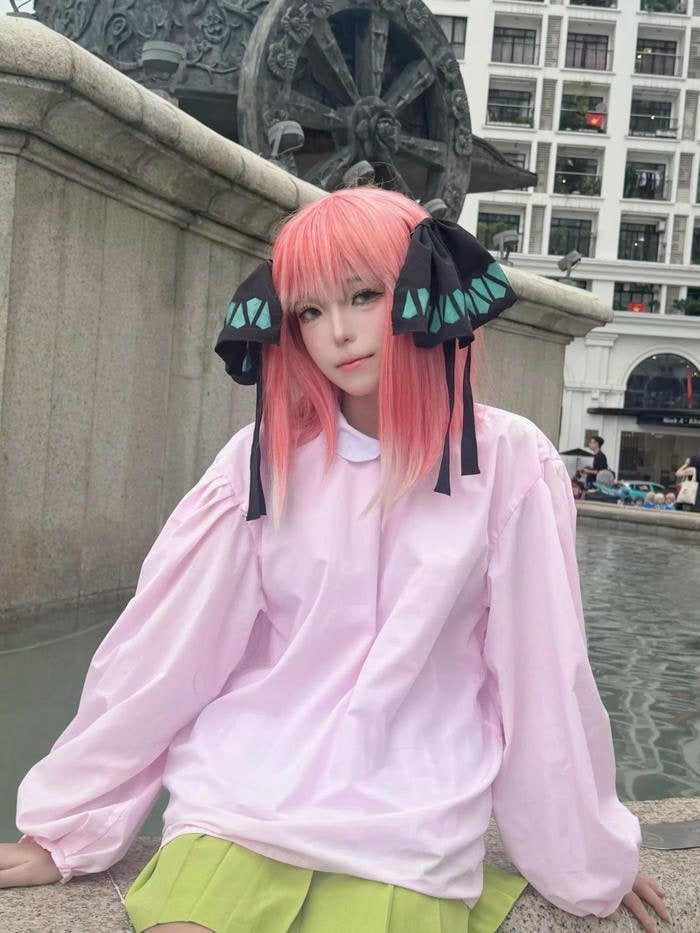 Hình ảnh nino nakano cosplay dáng vẻ nữ tính cuốn hút