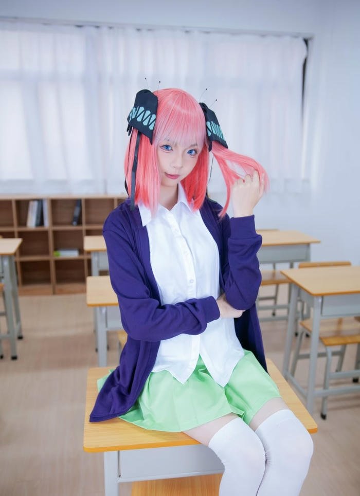 Hình ảnh nino nakano cosplay mái tóc hồng dài đặc trưng