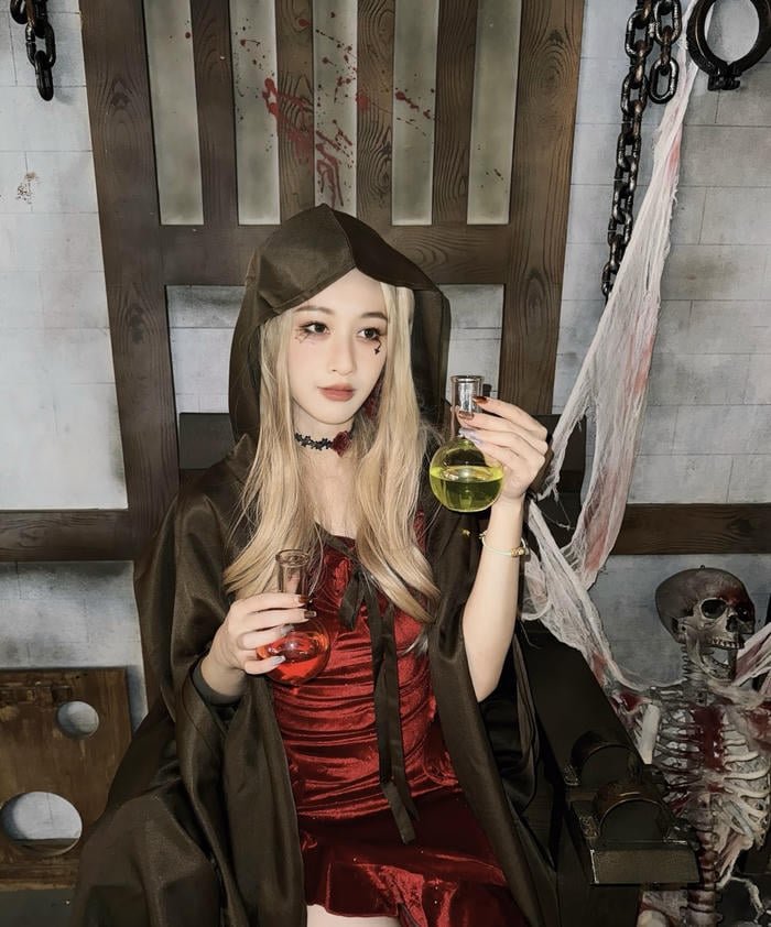 Hình ảnh phù thuỷ cosplay váy đỏ