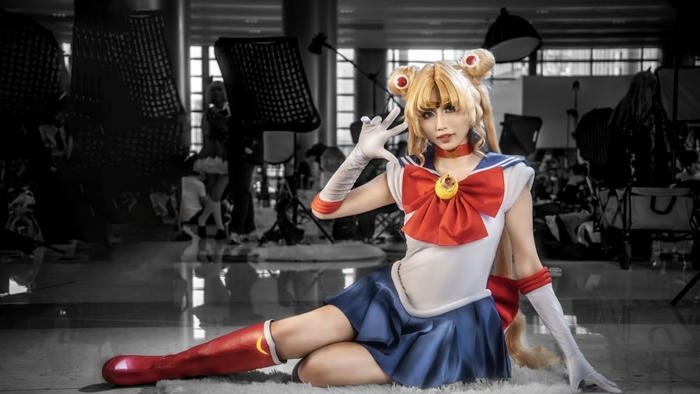 Hình ảnh sailor moon cosplay ngồi ngang