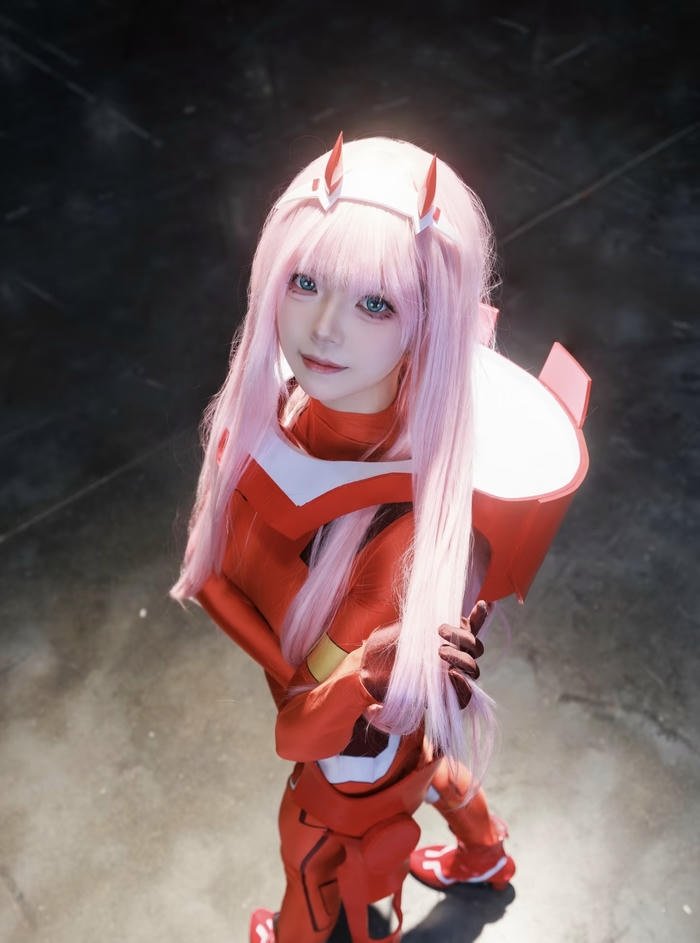 Hình ảnh zero two cosplay ánh nhìn mê hoặc