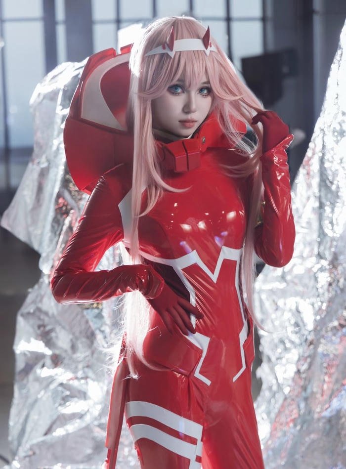 Hình ảnh zero two cosplay biểu cảm tự tin