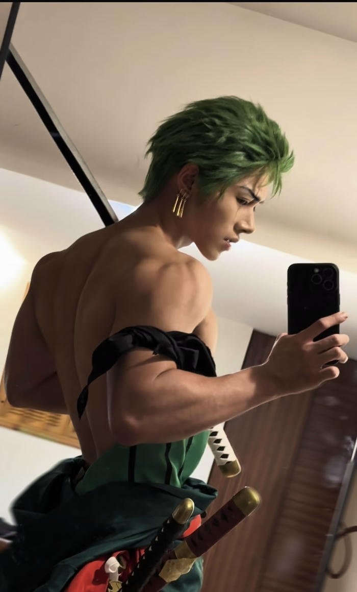 Hình ảnh zoro cosplay biểu cảm nghiêm khắc