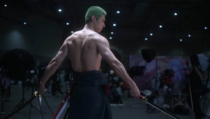 Hình ảnh zoro cosplay dáng người khỏe khoắn