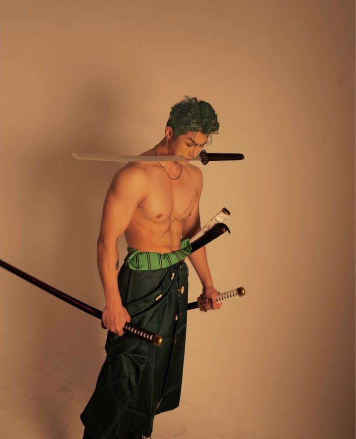 Hình ảnh zoro cosplay thân hình rắn rỏi săn chắc