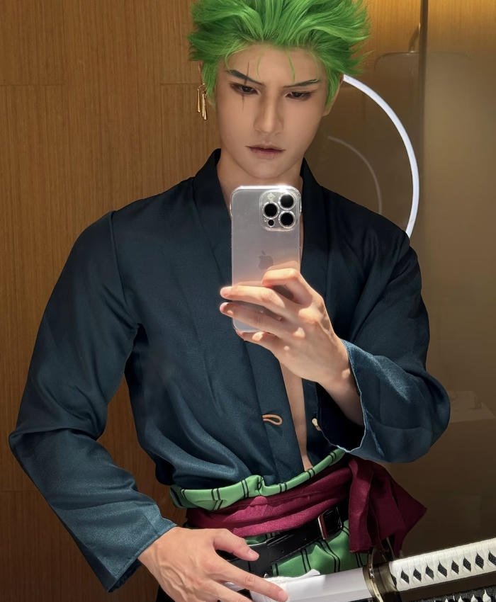 Hình ảnh zoro cosplay tư thế đứng hiên ngang