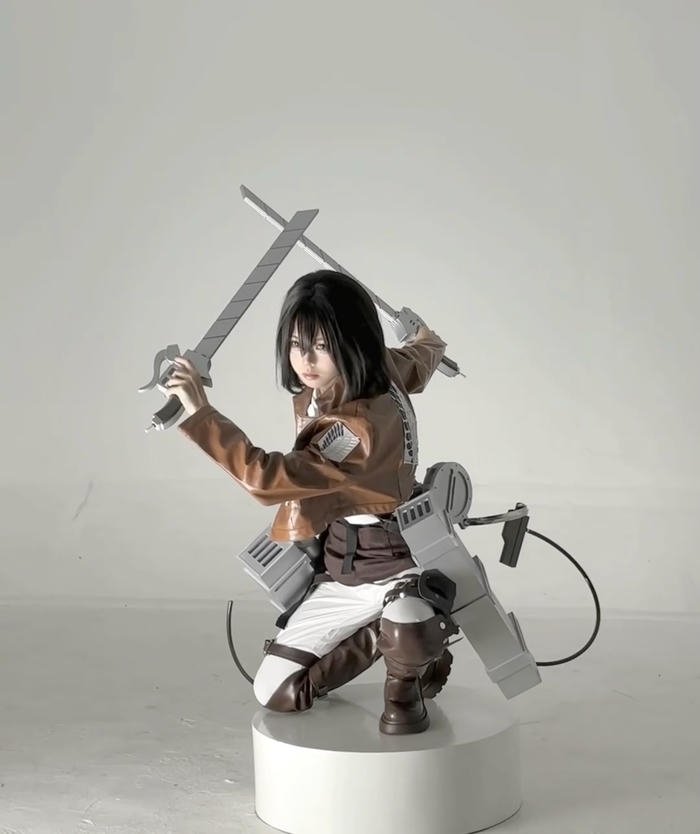 Hình attack on titan cosplay ánh mắt tập trung