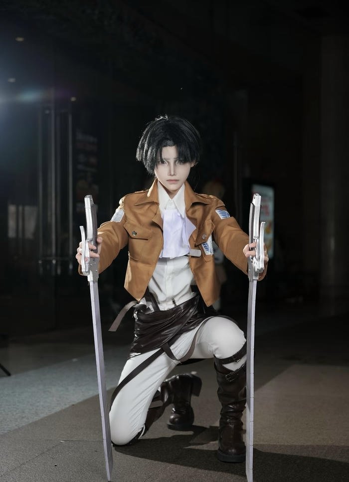 Hình attack on titan cosplay gương mặt góc cạnh