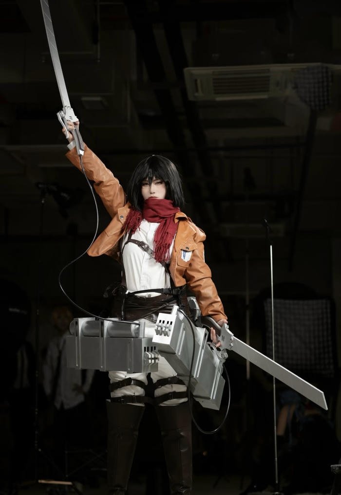 Hình attack on titan cosplay tư thế đầy tự tin