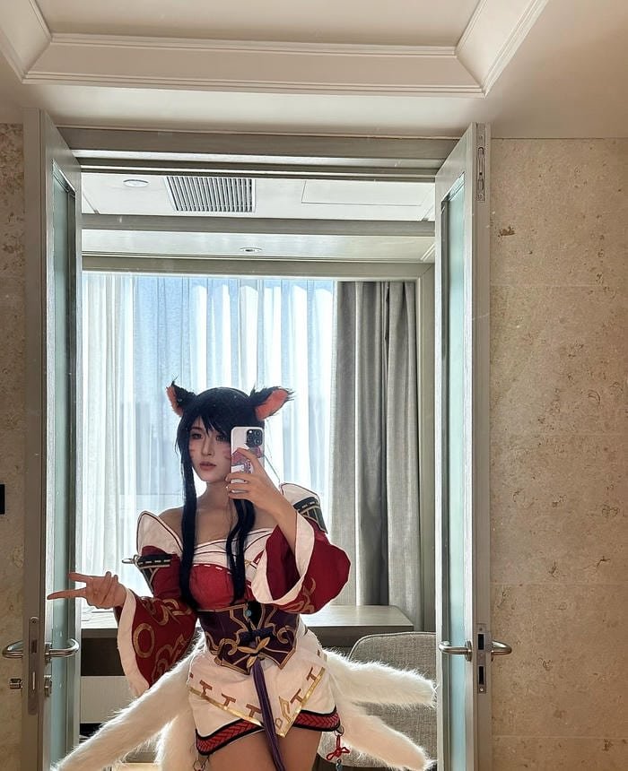 Hình cosplay ahri ánh nhìn quyến rũ tự nhiên