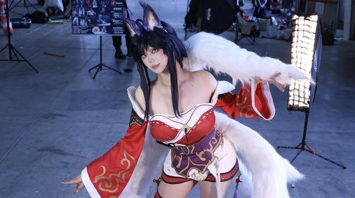 Hình cosplay ahri dáng đứng mềm mại
