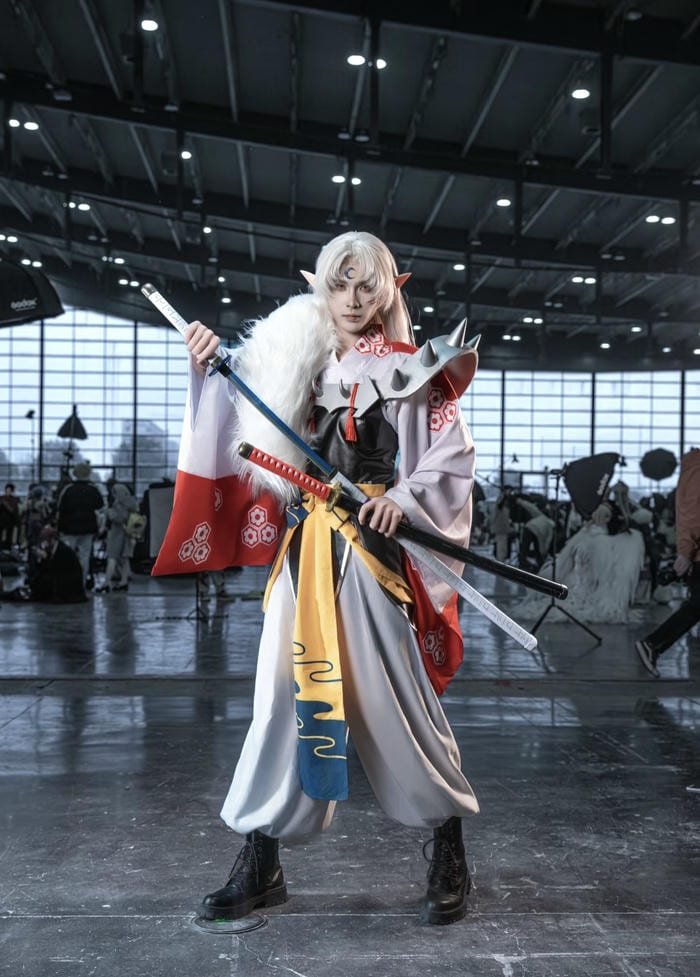 Hình cosplay anime nam ánh mắt điềm tĩnh