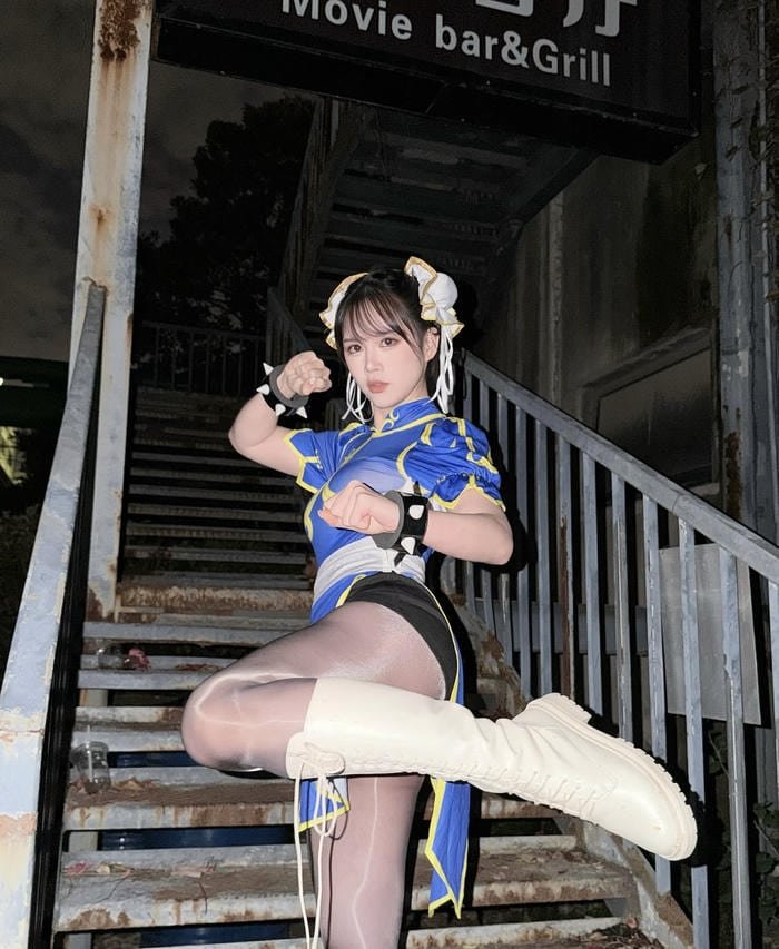 Hình cosplay chun li dáng đứng chắc chắn