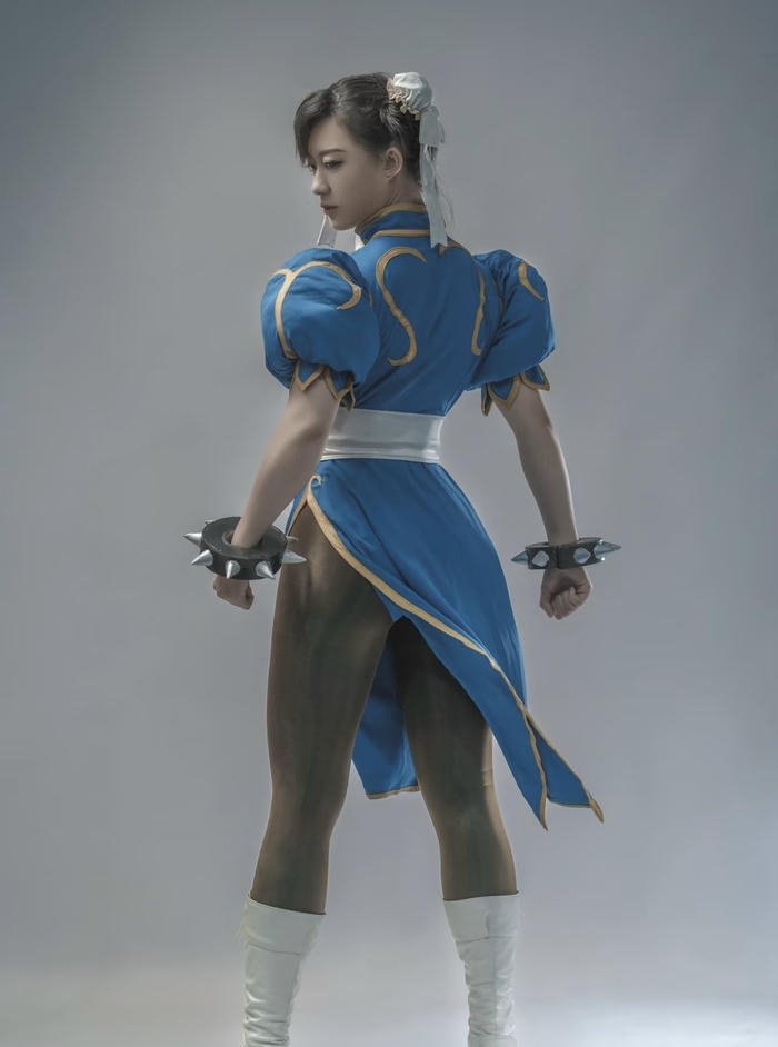 Hình cosplay chun li tư thế tạo dáng dứt khoát