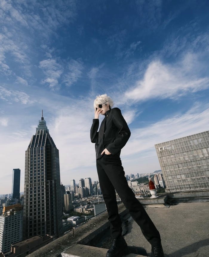 Hình cosplay gojo dáng đứng lệch